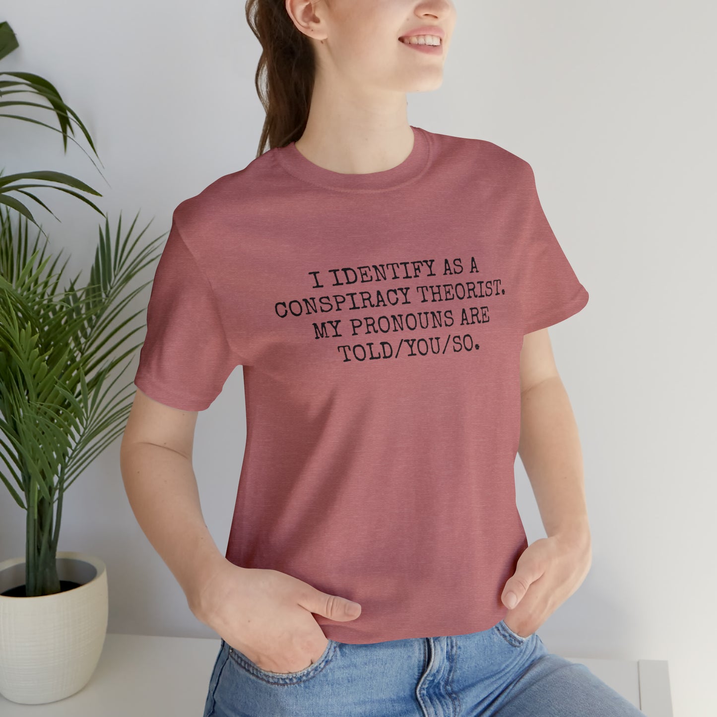 Je m'identifie comme un théoricien du complot T-shirt unisexe