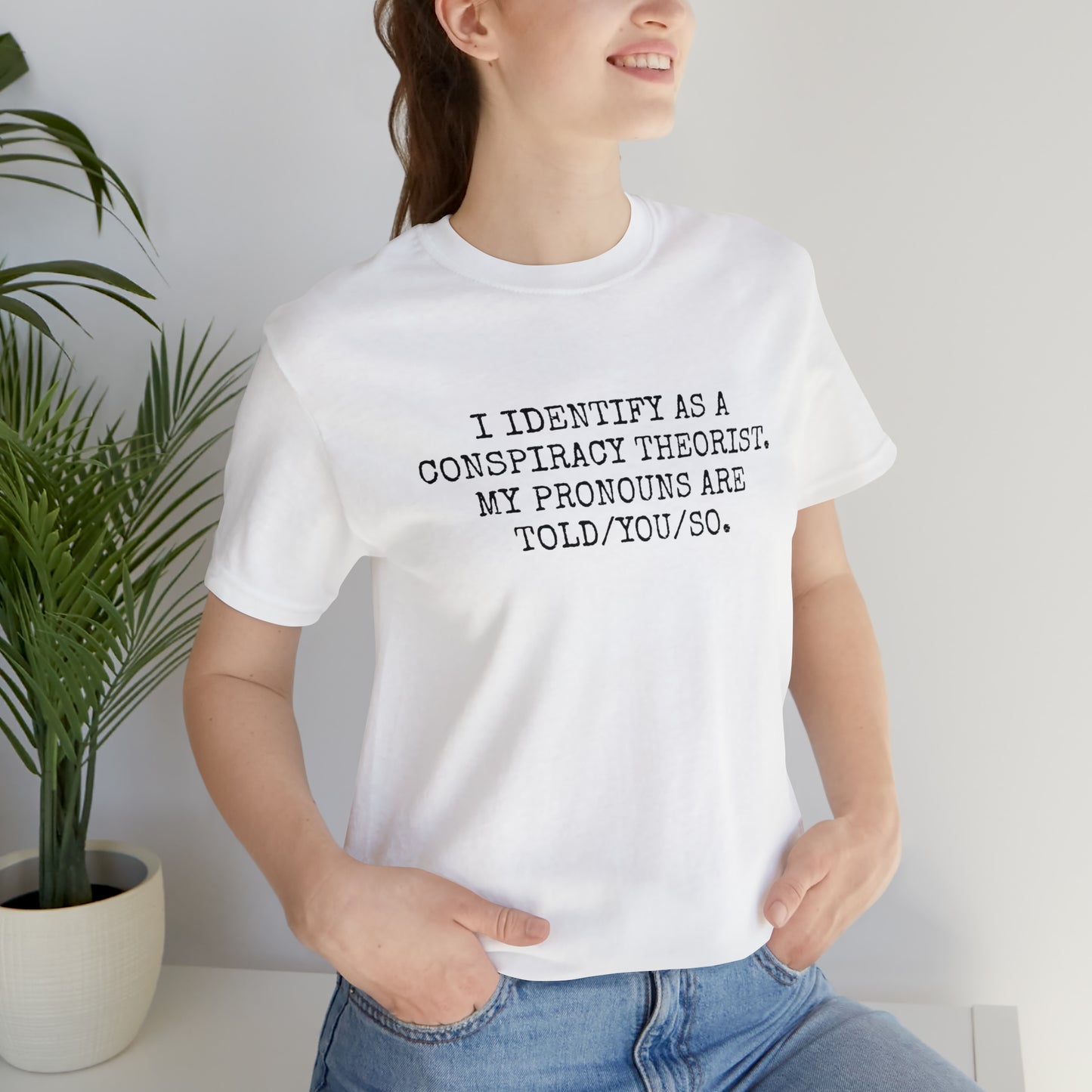 Je m'identifie comme un théoricien du complot T-shirt unisexe