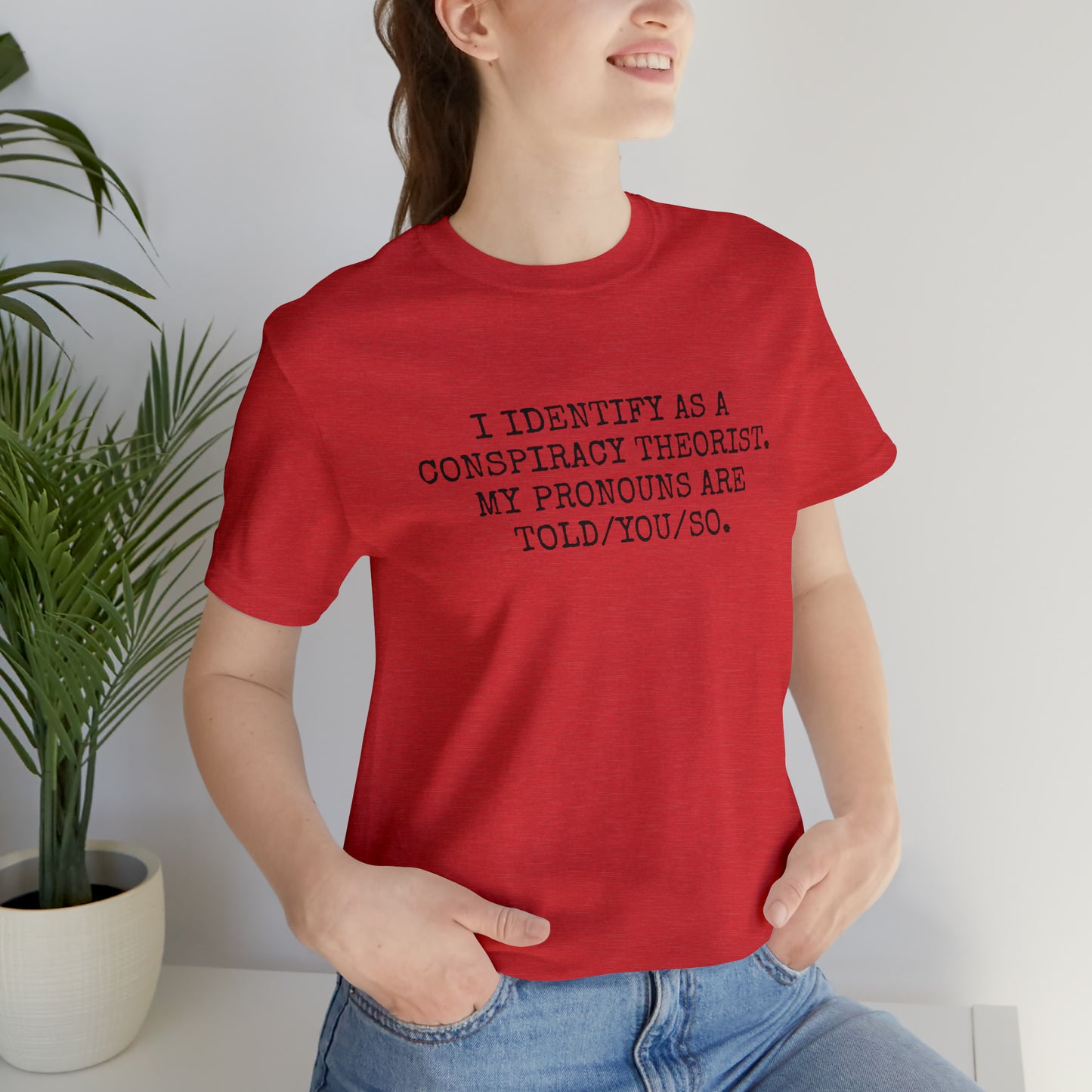 Je m'identifie comme un théoricien du complot T-shirt unisexe