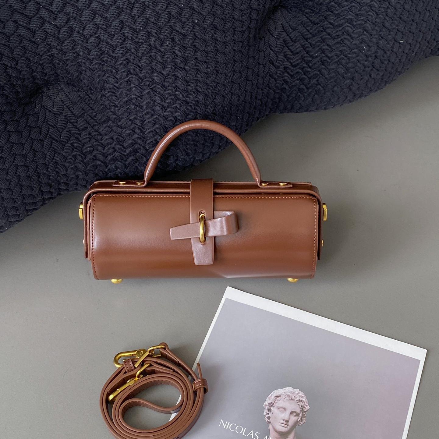 Vireous First Layer Cowhide Underarm Single-Shoulder Cylinder Messenger Bag