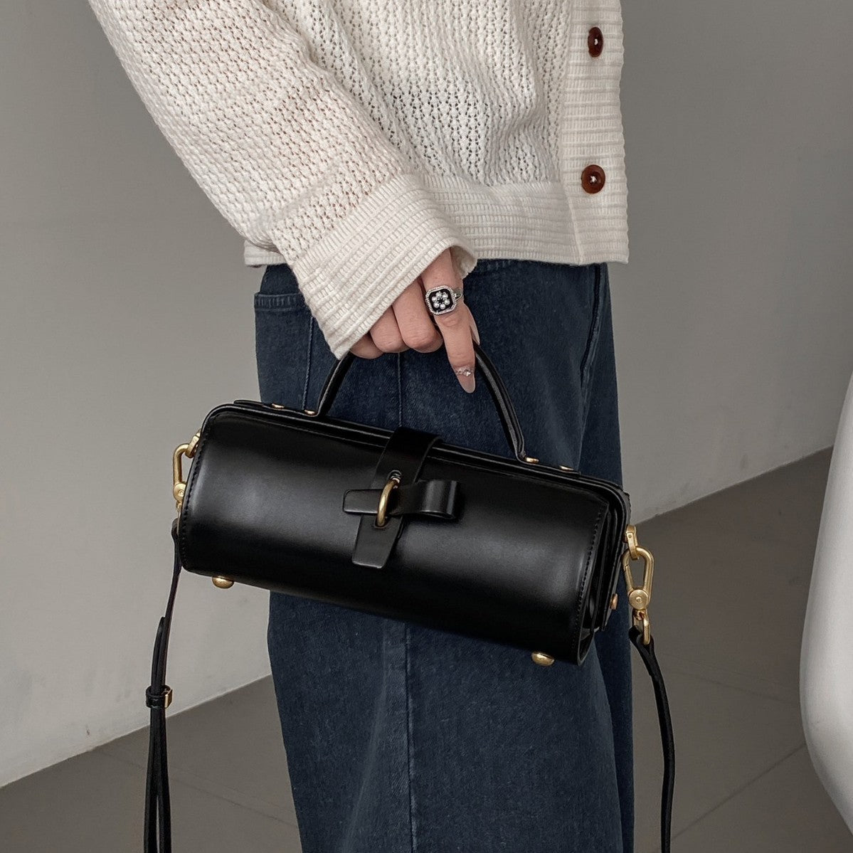 Vireous First Layer Cowhide Underarm Single-Shoulder Cylinder Messenger Bag