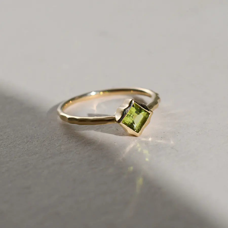 925 Sterling Silver Women's Fashion Ring with Green Peridot Solitaire