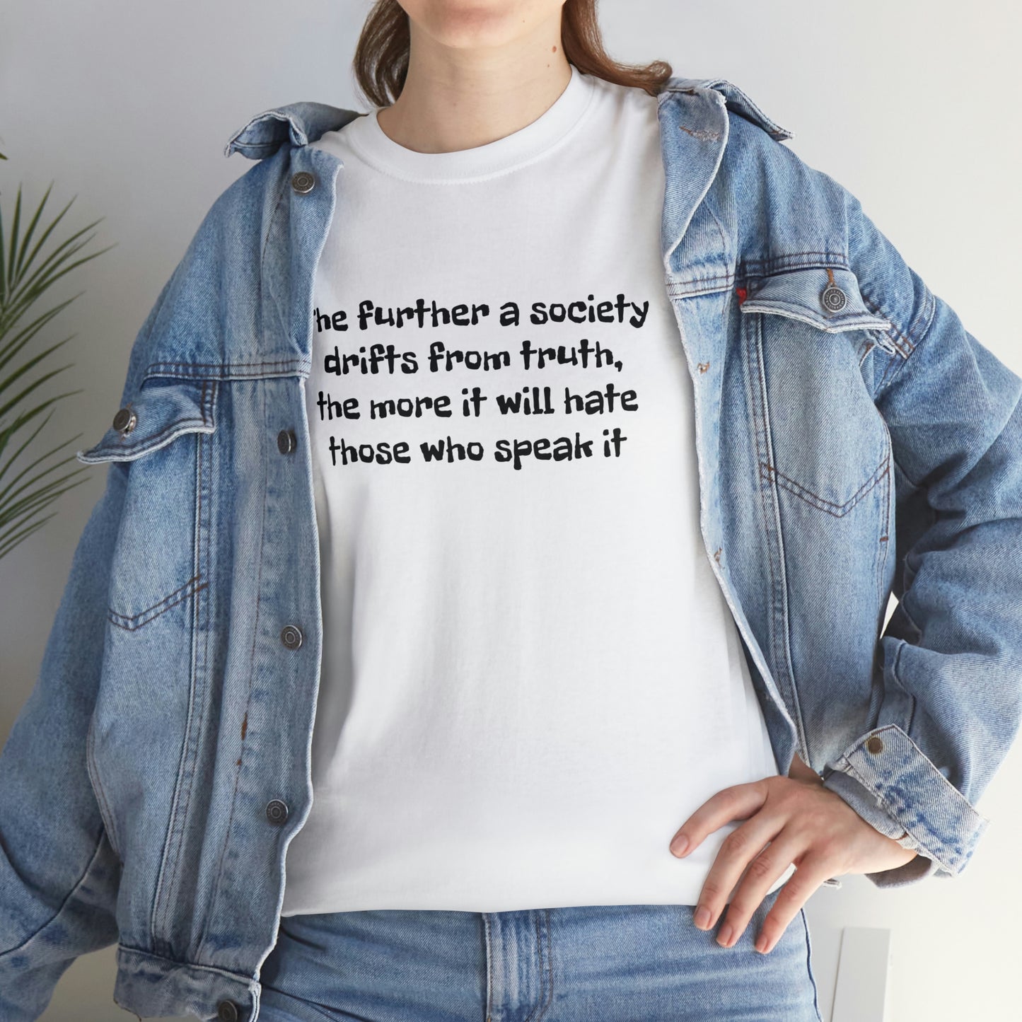 Plus une société s'éloigne de la vérité ! T-shirt en coton épais