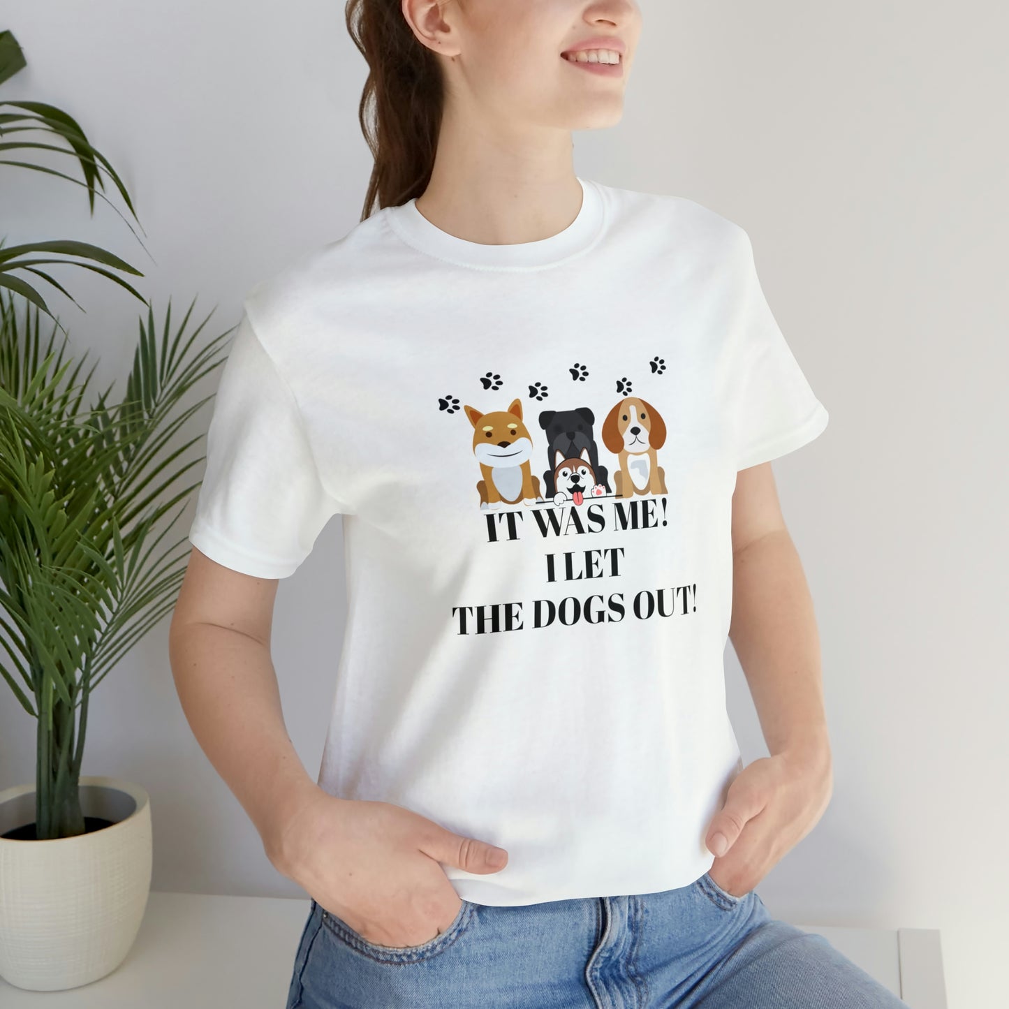 C'ÉTAIT MOI! JE LAISSE SORTIR LES CHIENS ! T-shirt unisexe à manches courtes en jersey