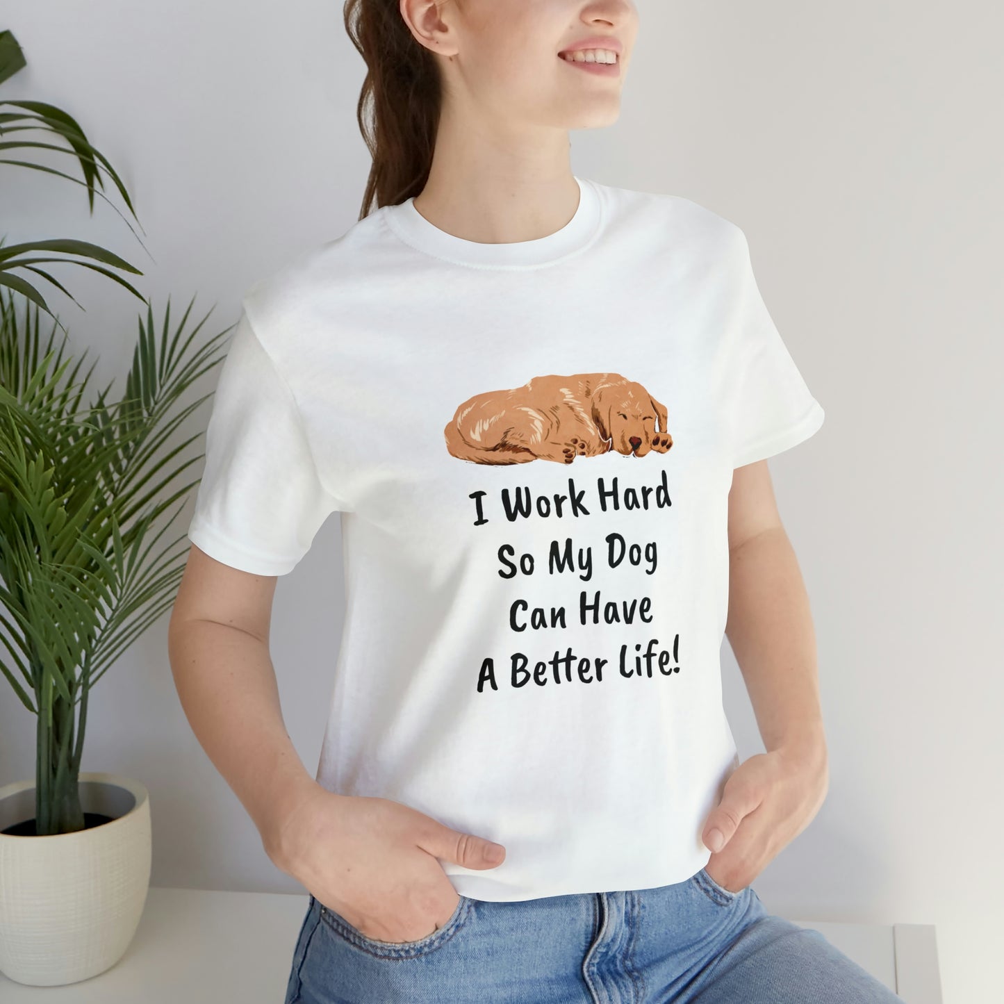 Je travaille dur pour que mon chien puisse avoir une vie meilleure ! T-shirt unisexe à manches courtes en jersey