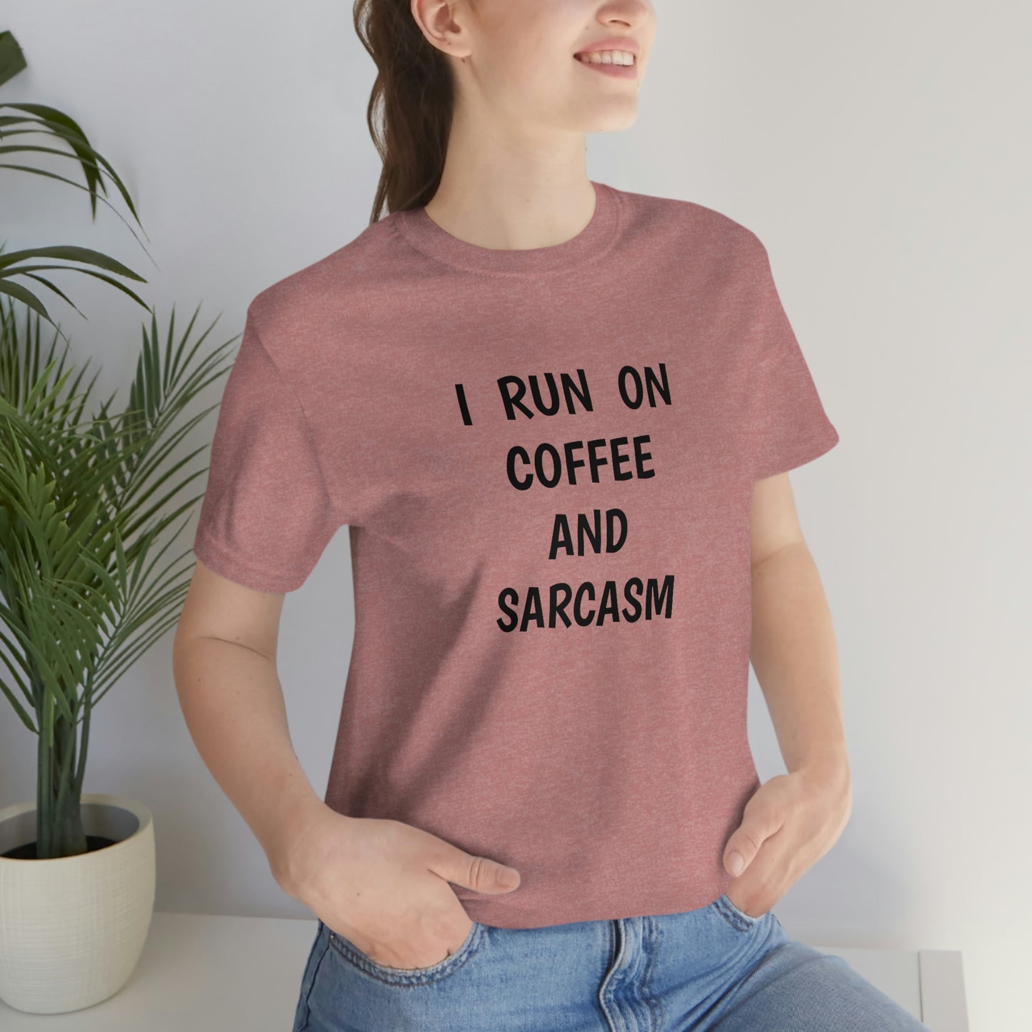 I Run On Coffee and Sarcasm ジャージー 半袖 T シャツ 面白い