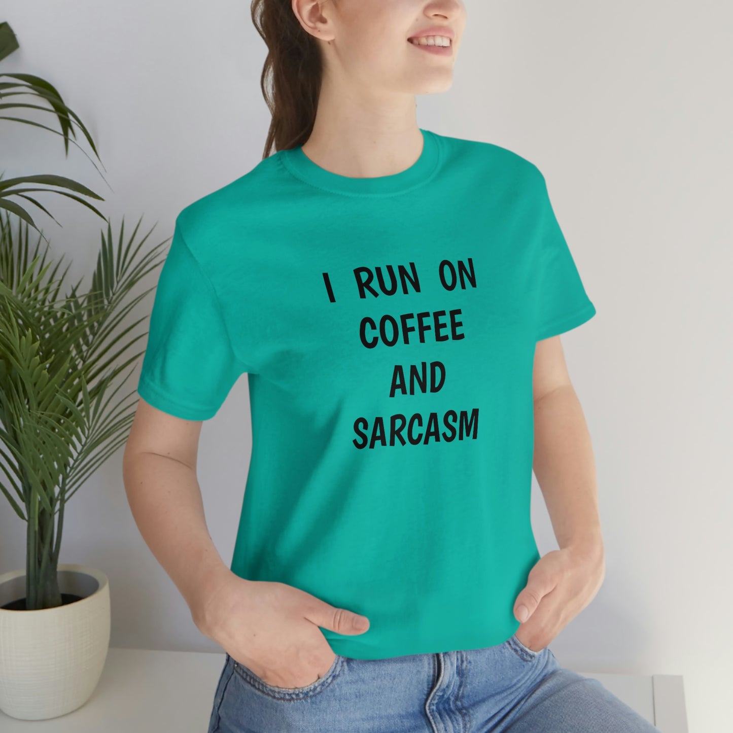 I Run On Coffee and Sarcasm ジャージー 半袖 T シャツ 面白い