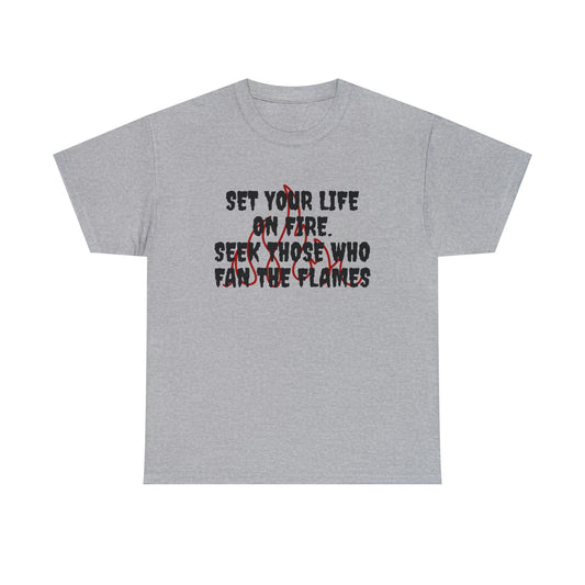 あなたの人生に火をつけてください。 SEEK THOSE WHO FAN THE FLAMES ヘビーコットン Tシャツ