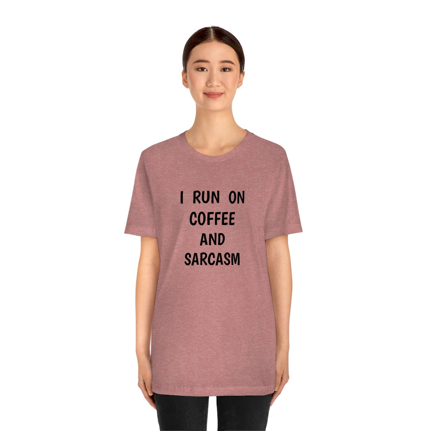 I Run On Coffee and Sarcasm ジャージー 半袖 T シャツ 面白い