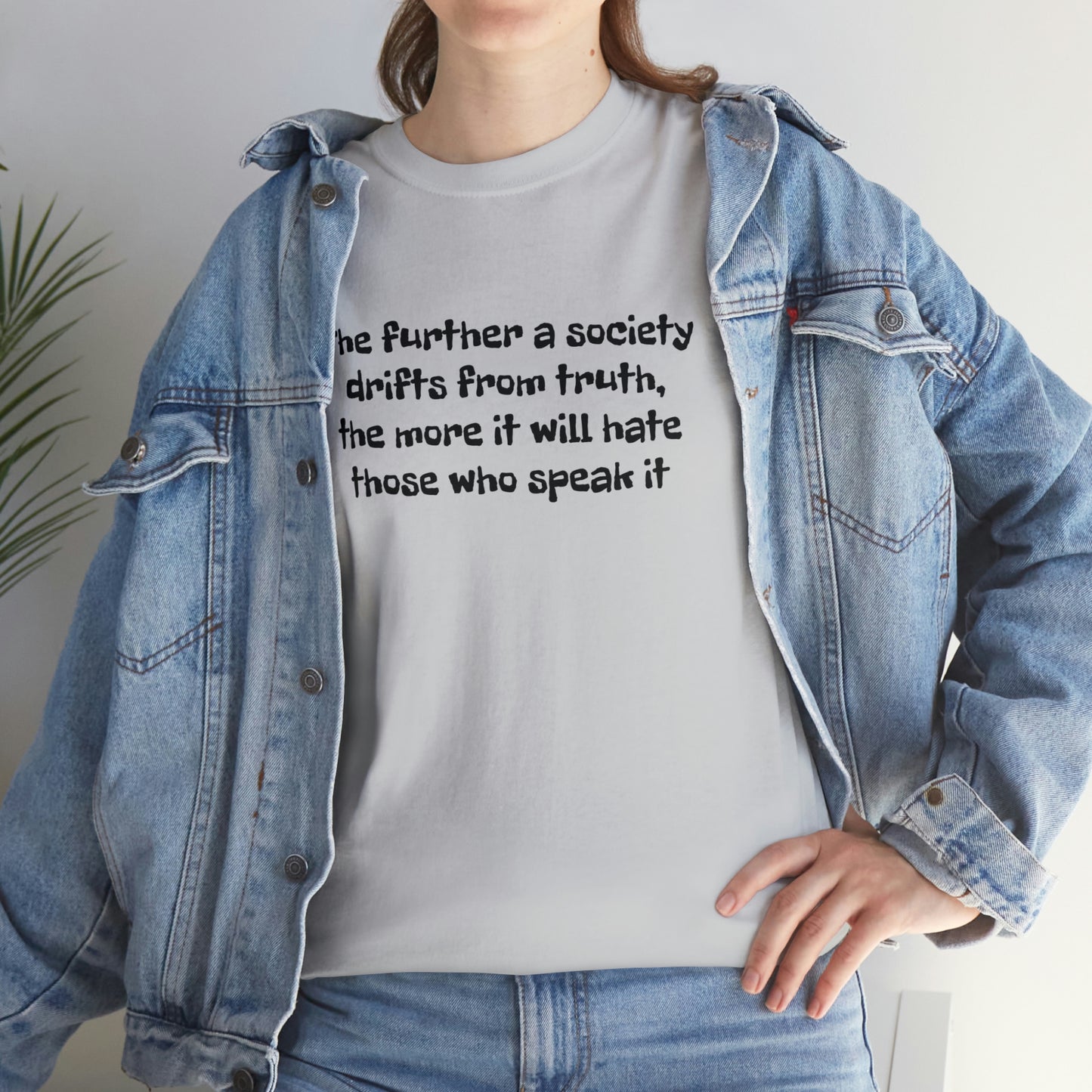 Plus une société s'éloigne de la vérité ! T-shirt en coton épais