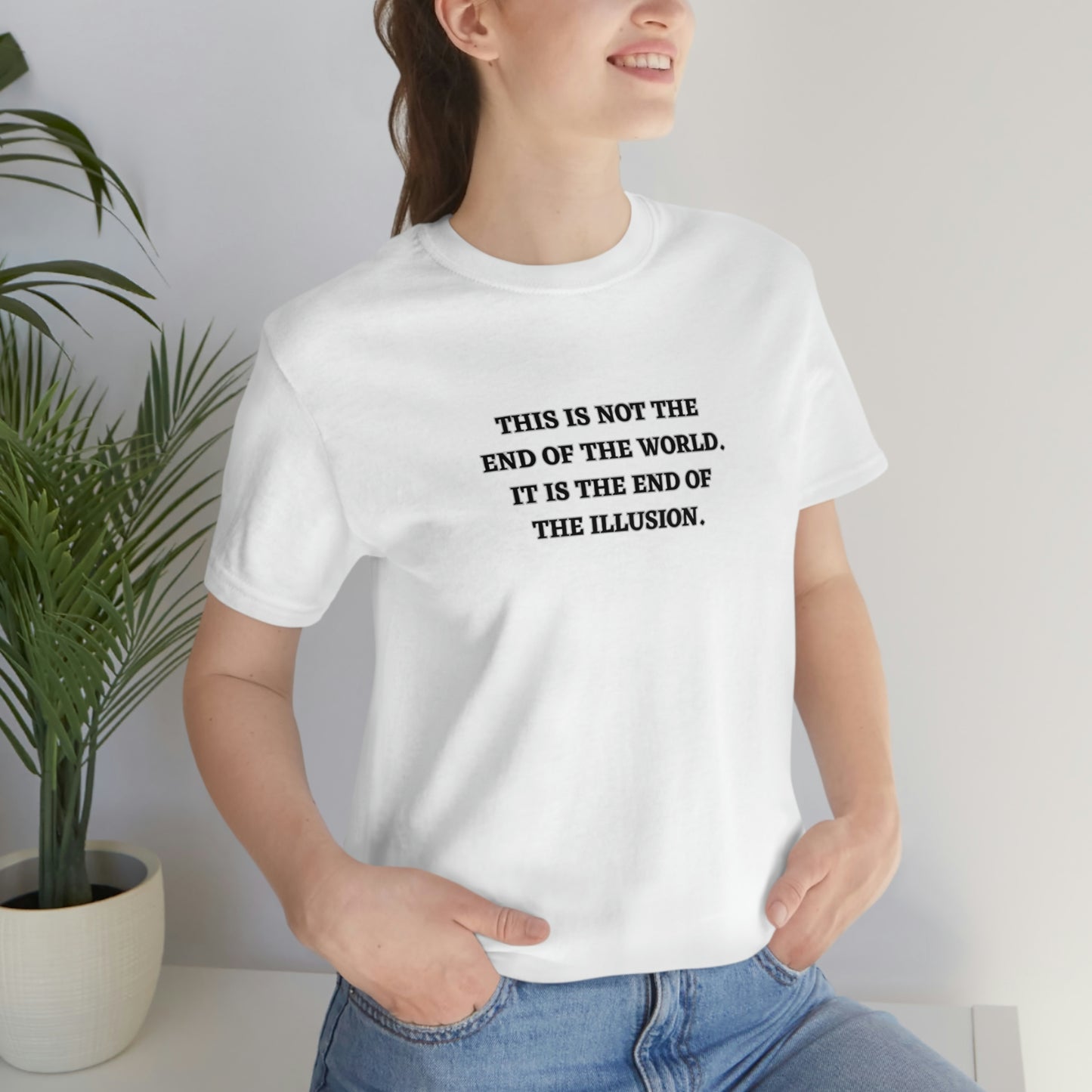 CECI N'EST PAS LA FIN DU MONDE C'EST LA FIN DE L'ILLUSION. T-shirt unisexe à manches courtes en jersey