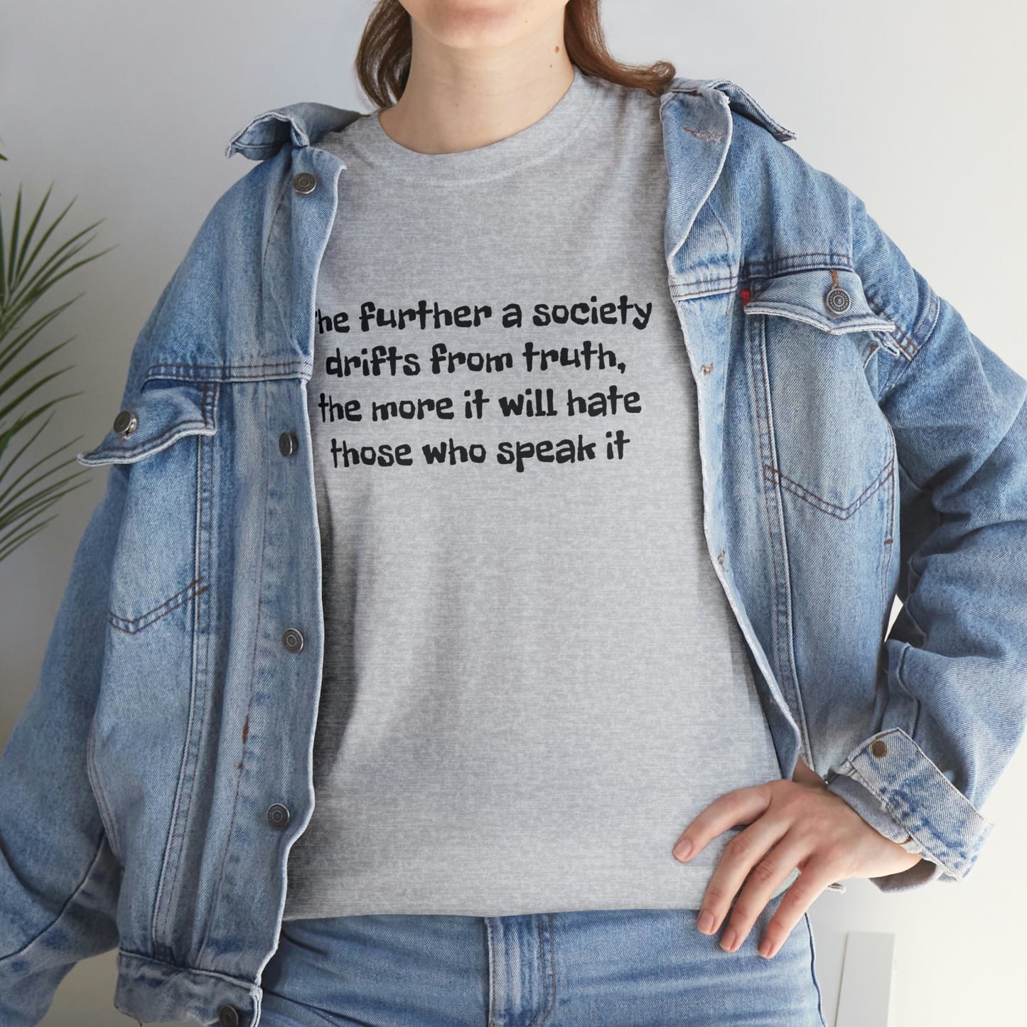 Plus une société s'éloigne de la vérité ! T-shirt en coton épais