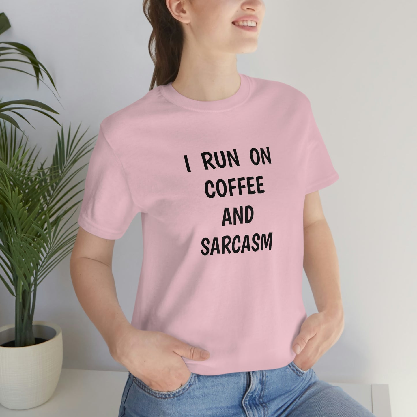 I Run On Coffee and Sarcasm ジャージー 半袖 T シャツ 面白い